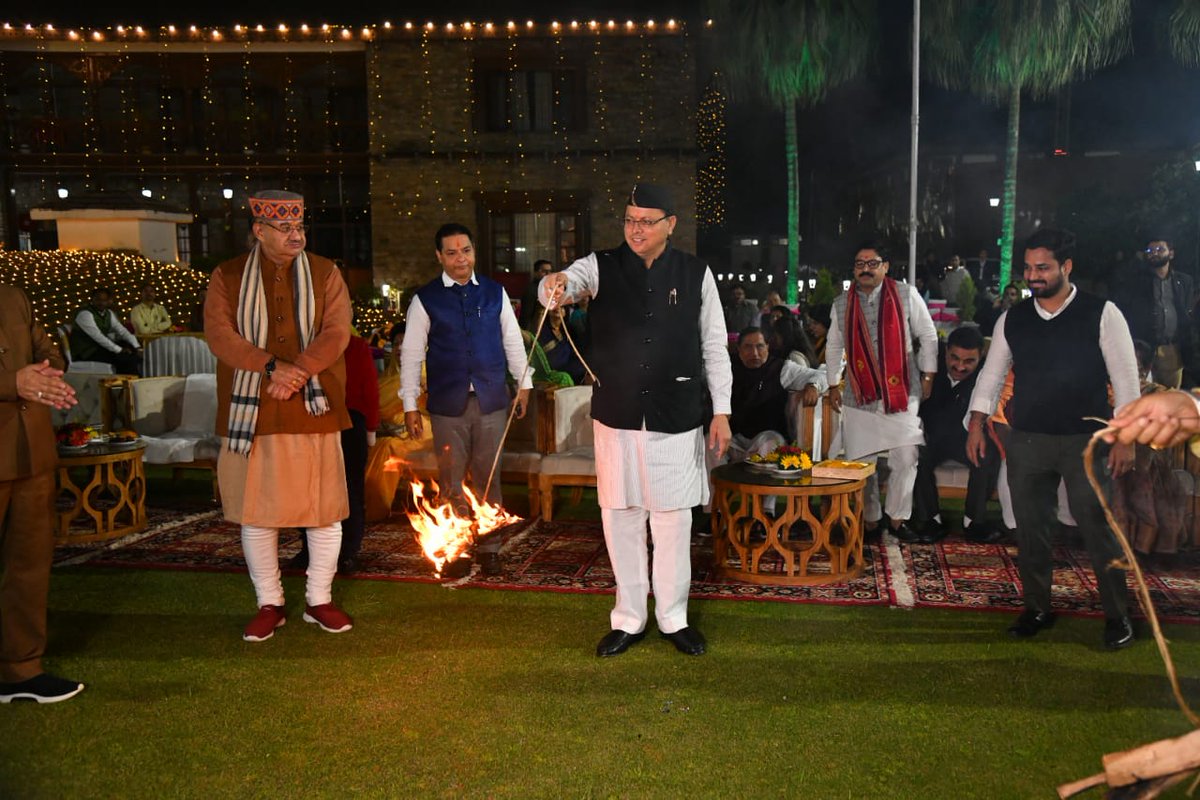 ukcmo's tweet photo. आज इगास पर्व पर मुख्यमंत्री श्री @pushkardhami की पहल पर प्रदेश भर में सभी संस्थाओं एवं संगठनों के साथ आम जनता ने इस पर्व में अपनी भागीदारी निभायी। मुख्यमंत्री श्री धामी ने सभी को इगास की बधाई देते हुए अपनी लोक संस्कृति एवं लोक परम्पराओं को आगे बढ़ाने में सहयोगी बनने की अपील की। https://t.co/fg6Uk2GUx4