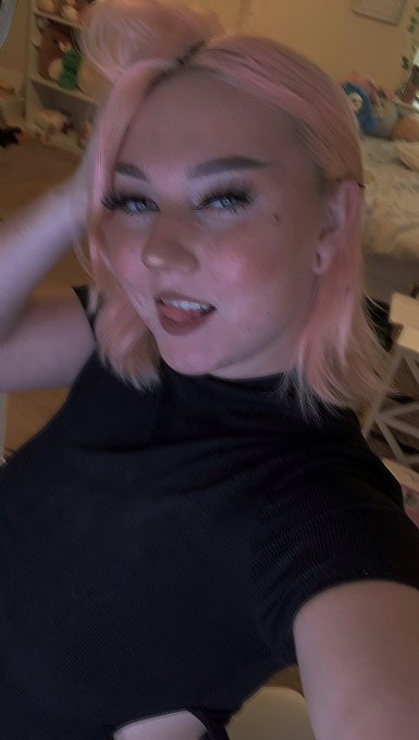 Y&rsquo;all don&rsquo;t know what I look like? Here&rsquo;s a couple shots! #holidays #photodump #cute #prettyaf #pinkhair<a href="/tag/cute"class="tags"><span>#cute</span></a><a href="/tag/holidays"class="tags"><span>#holidays</span></a><a href="/tag/pinkhair"class="tags"><span>#pinkhair</span></a><a href="/tag/prettyaf"class="tags"><span>#prettyaf</span></a><a href="/tag/photodump"class="tags"><span>#photodump</span></a>