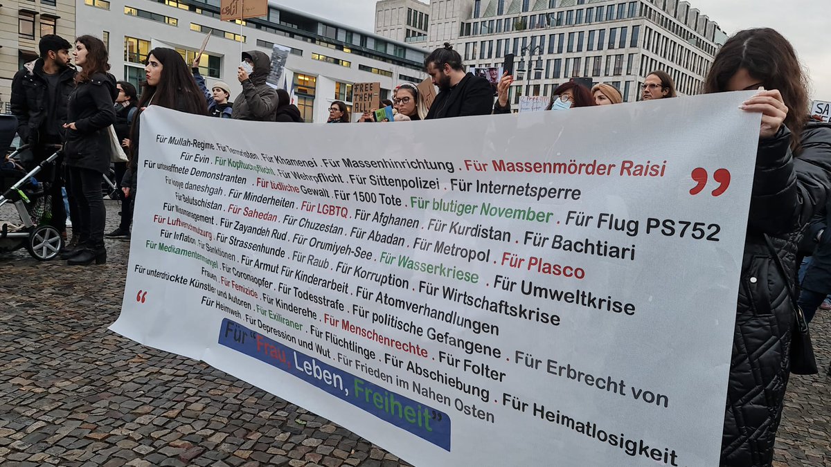 OgRD_Buendnis's tweet photo. Kundgebung für #ToomajSalehi und alle politischen Gefangenen im #Iran am #Brandenburger Tor in #Berlin organisiert von
#HawarHelp https://t.co/GeUJVqzHUx