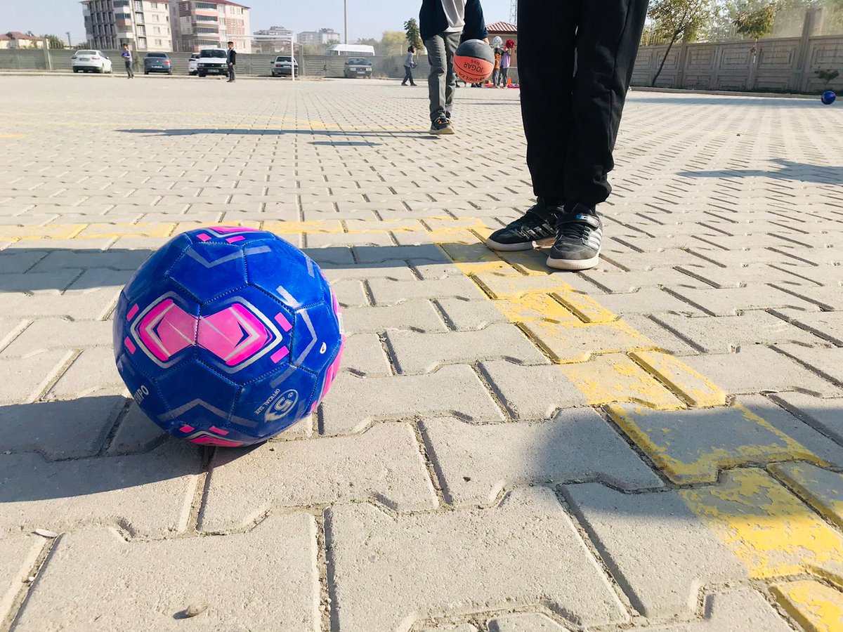 elbistanmem's tweet photo. Amerika'da yaşayan Türkler tarafından kurulan Köprü Vakfı (BTF - Bridge to Türkiye Fund) gönüllüleri Hoca Ahmet Yesevi İlkokulu öğrencilerine beden eğitimi derslerinde kullanmaları için spor aletleri hediye etti. https://t.co/mIEPmzF3ax