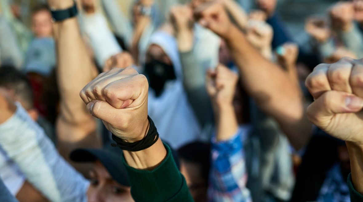 Treccani's tweet photo. Nel 1972, oltre 50mila persone provenienti da tutta Italia risposero ai moti di Reggio Calabria. La manifestazione sindacale, al grido di “Nord e Sud uniti nella lotta”, segnò la storia. Su #AtlanteTreccani, in occasione del cinquantesimo anniversario: https://t.co/qjqKZeJbTE https://t.co/YD1TtFdHQe