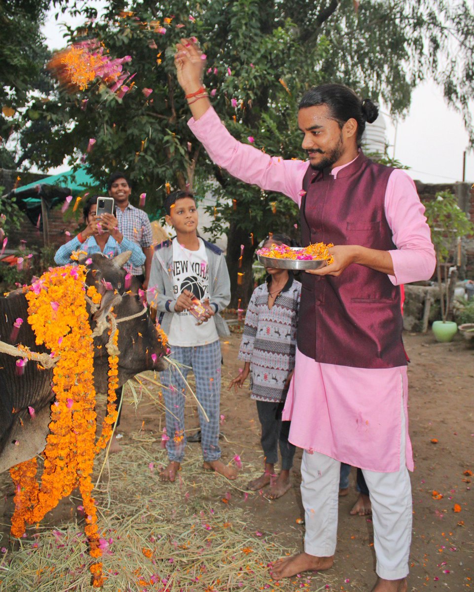 bimleshkumarbj's tweet photo. दीपावली के 11 दिन बाद उत्साह और उमंग से #इगास या #बूढ़ दीवाली को मनाया जाता है,इस दिन गाय बैलों की पूजा की जाती है,एवं शाम को #भैलो नृत्य किया जाता है,
#इगास #uttarakhandtourism #selfiewithfamily #PushkarSinghDhami #devbhoomi #uttarakhand #selfie #Khatima #तारा
@pushkardhami https://t.co/wNjhAHBcra