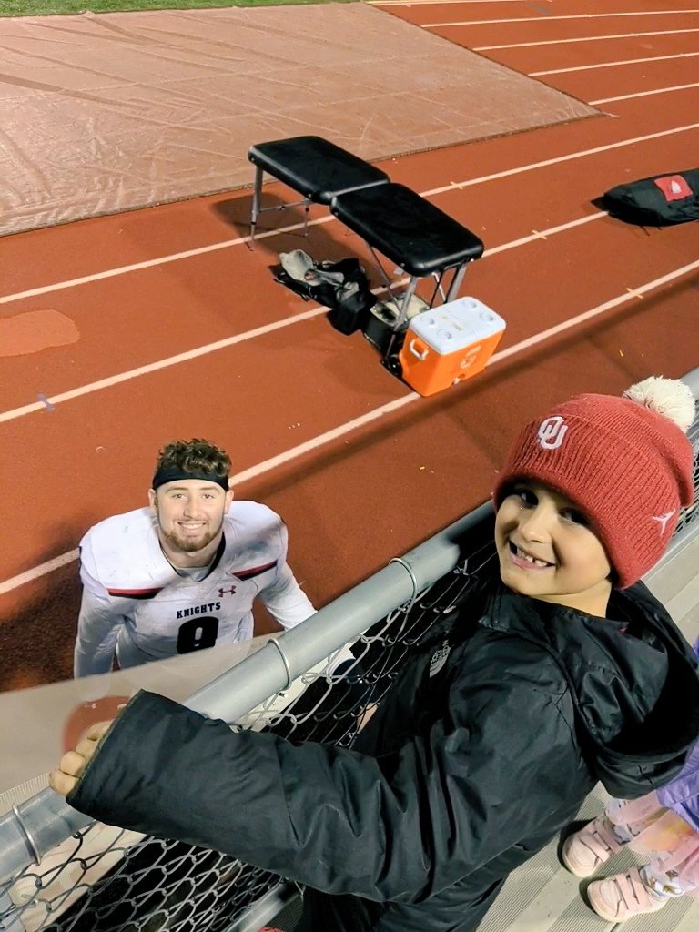 MHanson_89's tweet photo. Congrats @DPlakeQB9 on a great regular season and an undefeated district championship! Luke has loved watching you play and getting to work with you in the off-season. Thanks for being a great role model and mentor for Luke! https://t.co/7ReZoC2apn