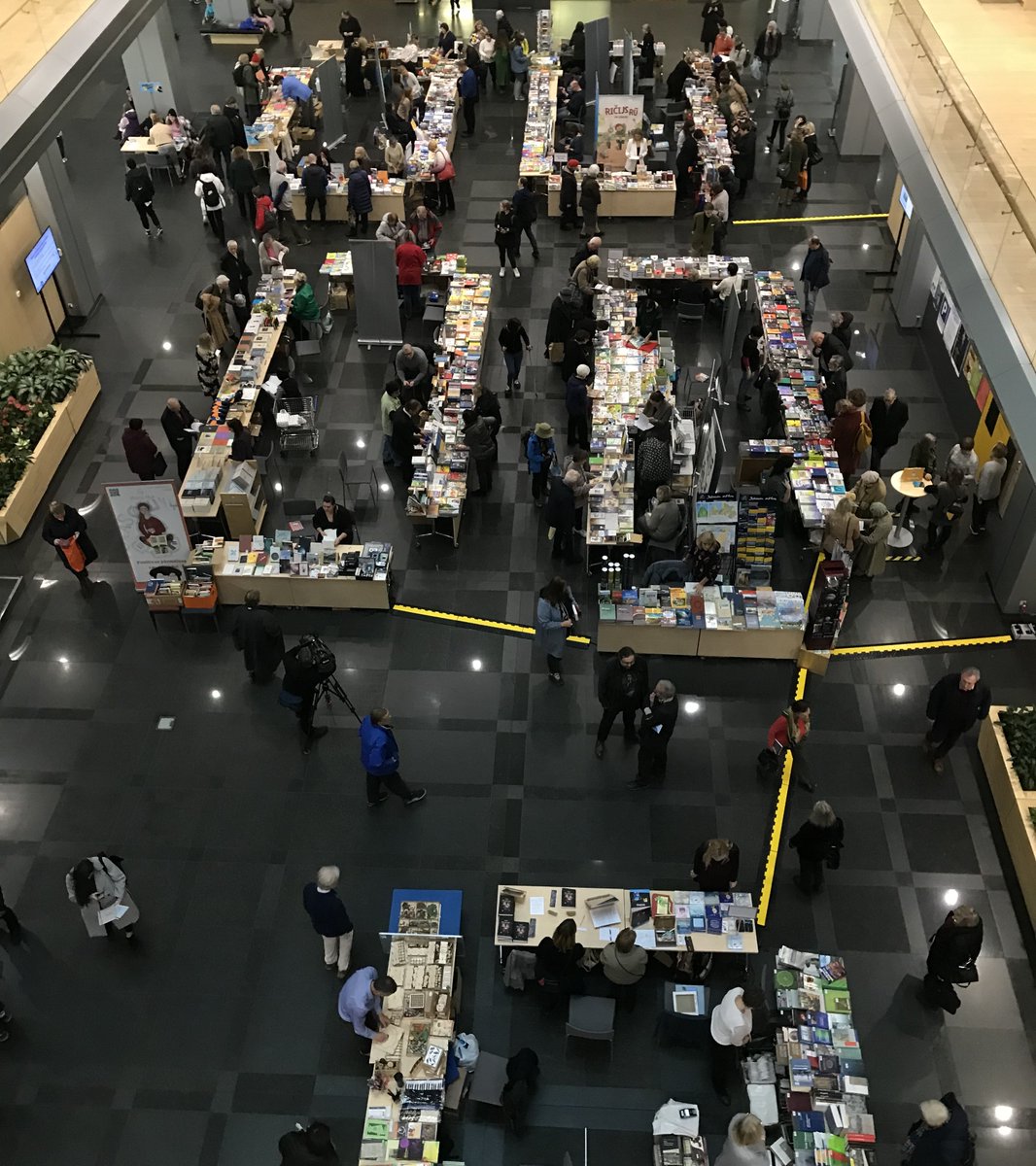 Grāmatu draugi!
22. Rīgas Grāmatu svētki Latvijas Nacionālajā bibliotēkā ir sākušies!
Šodien, 4. novembrī grāmatu tirdzniecība un kultūras programma līdz plkst. 20:00. Rīt, 5. novembrī gaidīsim no Jūs no plkst. 10:00 - 18:00. 
Programma: gramatizdeveji.lv