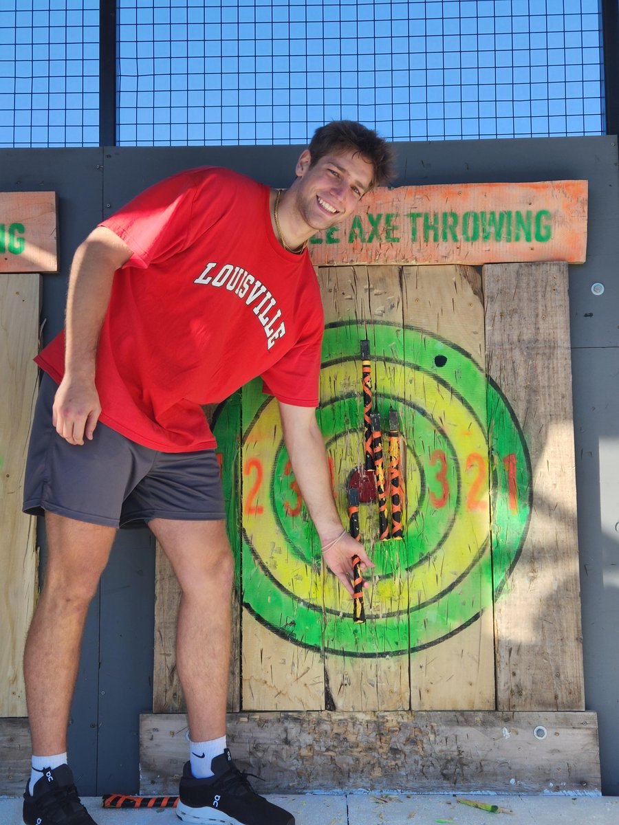 StudentLifeHC's tweet image. Throwback to Homecoming and the Axe Throwing fun! 🎯