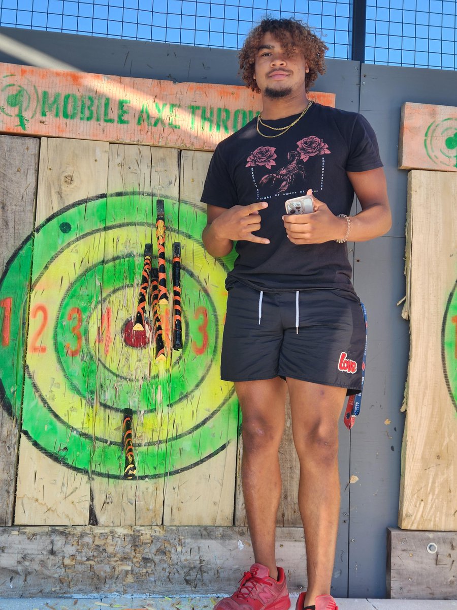 StudentLifeHC's tweet image. Throwback to Homecoming and the Axe Throwing fun! 🎯