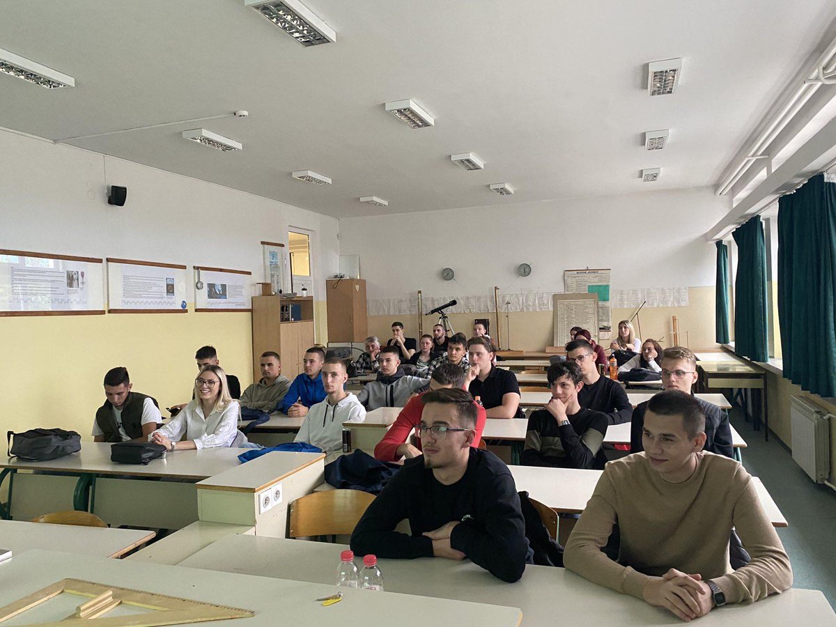 CPUBiH's tweet photo. ❗️ CPU je  održao radionice sa učenicima iz Hadžića, u sklopu projekta “Podsticanje održivog i inkluzivnog razvoja u BiH kroz modele cirkularne ekonomije“ podržanog od strane Fonda otvoreno društvo BiH. 

Više informacija na linku👇
https://t.co/OB1KWDp4lj https://t.co/8faVqN2XWr