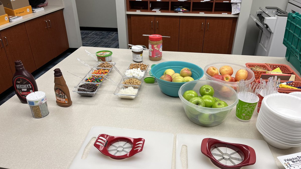 adams4wildcats's tweet image. When your leader knows an indoor recess day might need some encouragement you get an apple sundae bar. 😀@Kenda_Ropp #UVLearn #BExceptional
#thankyou
#rainneeded