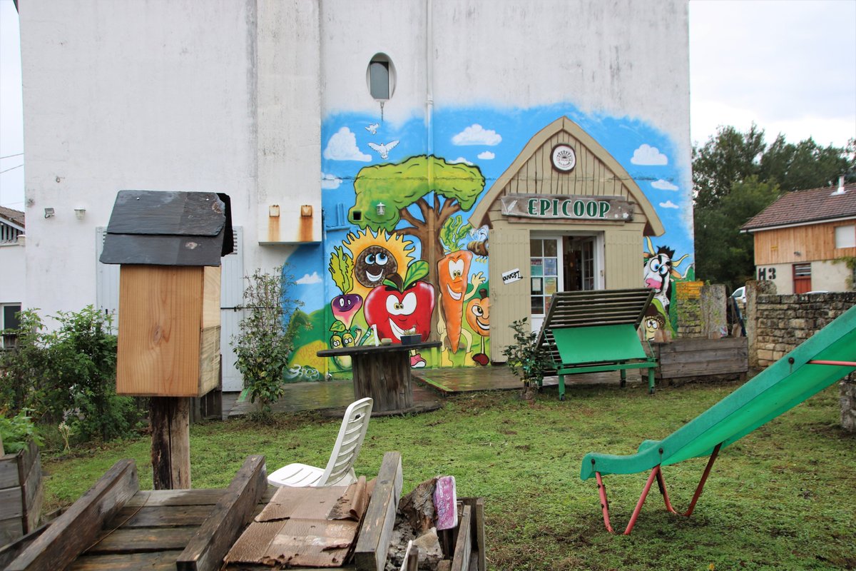 Prefet17's tweet image. #AgendaRural | Nicolas Basselier, @Prefet17, a participé, hier, à 2 temps forts afin de réaffirmer le soutien de l’État dans la commune de #Cercoux :
- Visite de l’association « Moulin Solidaire » ;
- Inauguration de #PanneauxPhotovoltaïques du groupe scolaire « Louvette ».