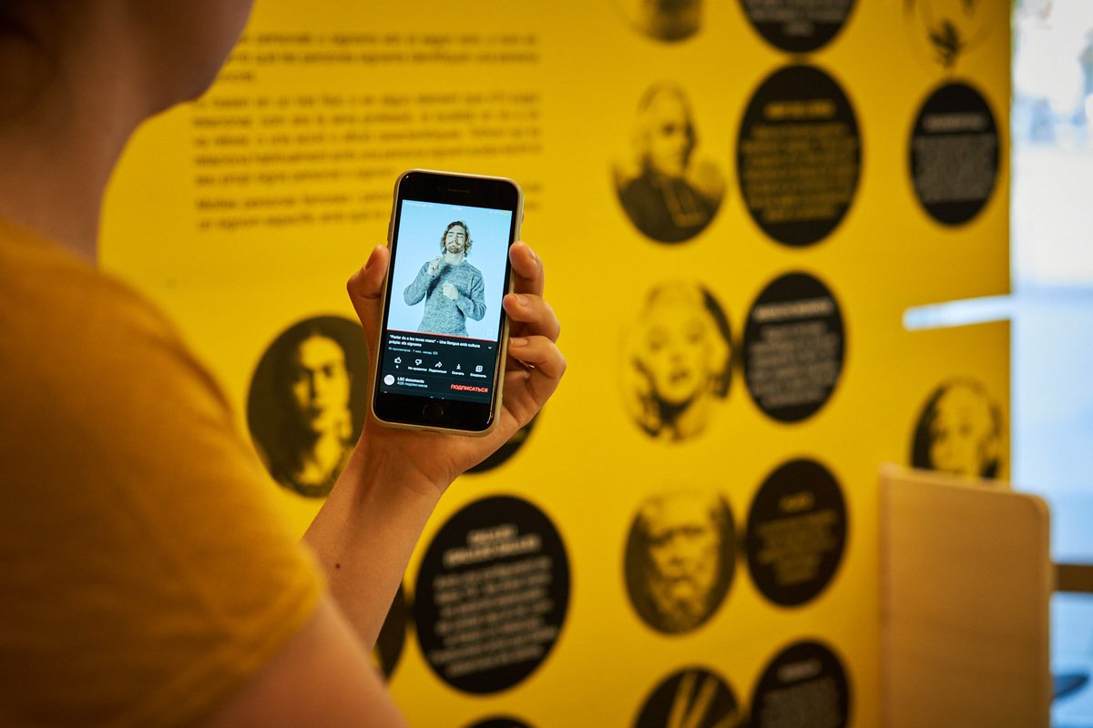 cultura_cat's tweet photo. 🚨 Demà és l'últim dia per visitar l'exposició 'LSC, parlar és a les teves mans' sobre la llengua de signes catalana al @mhistoriacat.
 
La llengua de signes catalana, patrimoni lingüístic i cultural del país 👌🏾 La #LSCsuma!

ℹ️ https://t.co/S9BTKYlh4N https://t.co/qJLfp8F8Zl