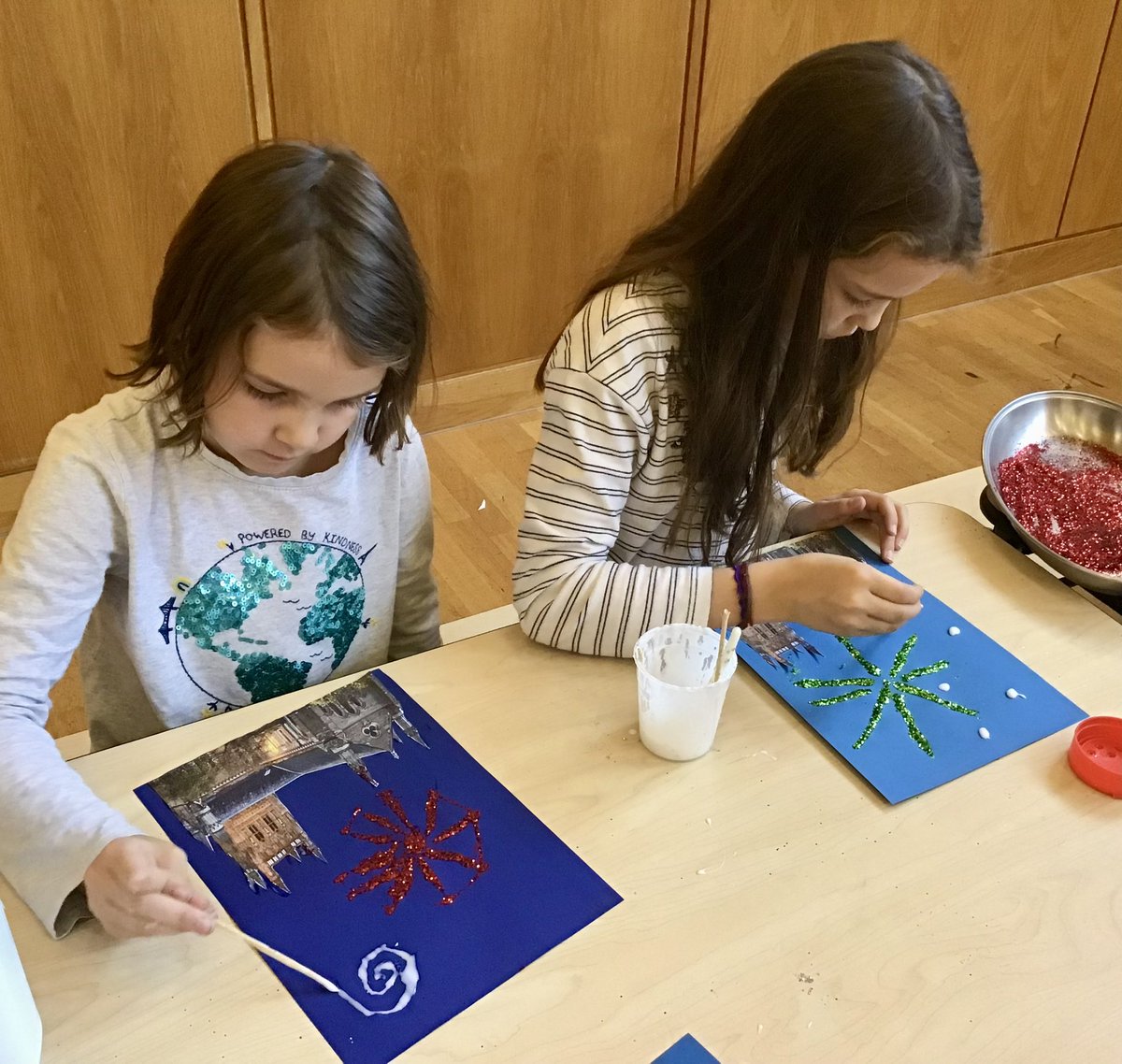 KSAHolidayClub's tweet photo. Being surrounded by such beautiful buildings and scenery, we can always find inspiration for an activity in #HolidayClub! #HalfTermFun #WorcesterCathedral #Fireworks #BonfireNight 🎆 https://t.co/yJCCdgofSN