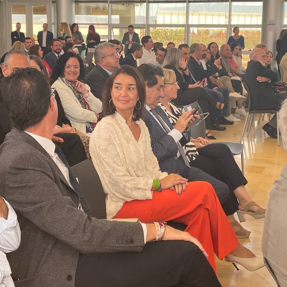 CsCValenciana's tweet photo. 🍊👉 Representantes de @CiudadanosCs hemos dado nuestro apoyo para que Alicante sea la sede de la Agencia Española de Supervisión de la Inteligencia Artificial (#IA).

Un lugar idóneo para seguir fomentando la #innovación y el desarrollo tecnológico. https://t.co/c2rILJ5IP0