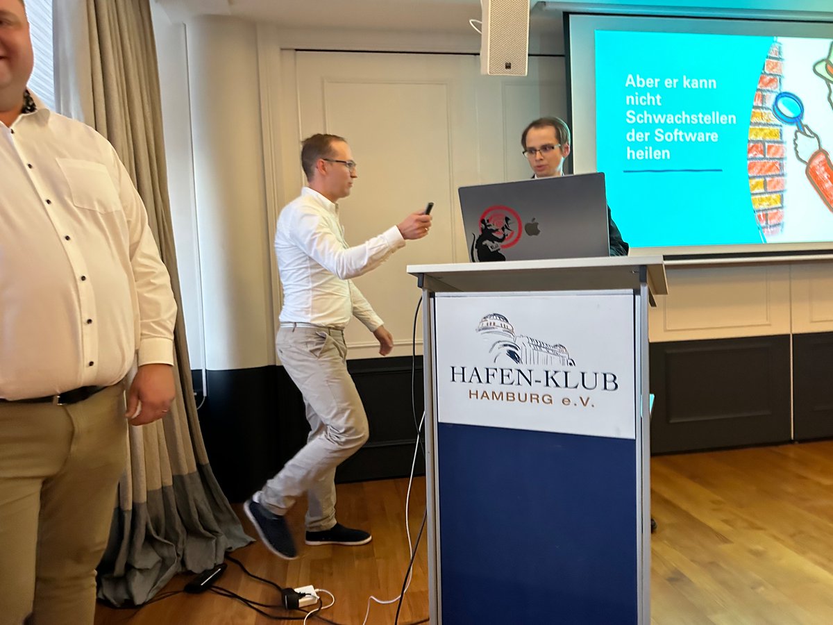 hschwentner's tweet photo. Die #sawconf schließt mit einer Reihe von 20*20-Kurzvorträgen von @jbumueller @SJMagnussen @the_fruiture Adrian Metzner und mir 🏃 🕰️ https://t.co/tnjleEeHJs