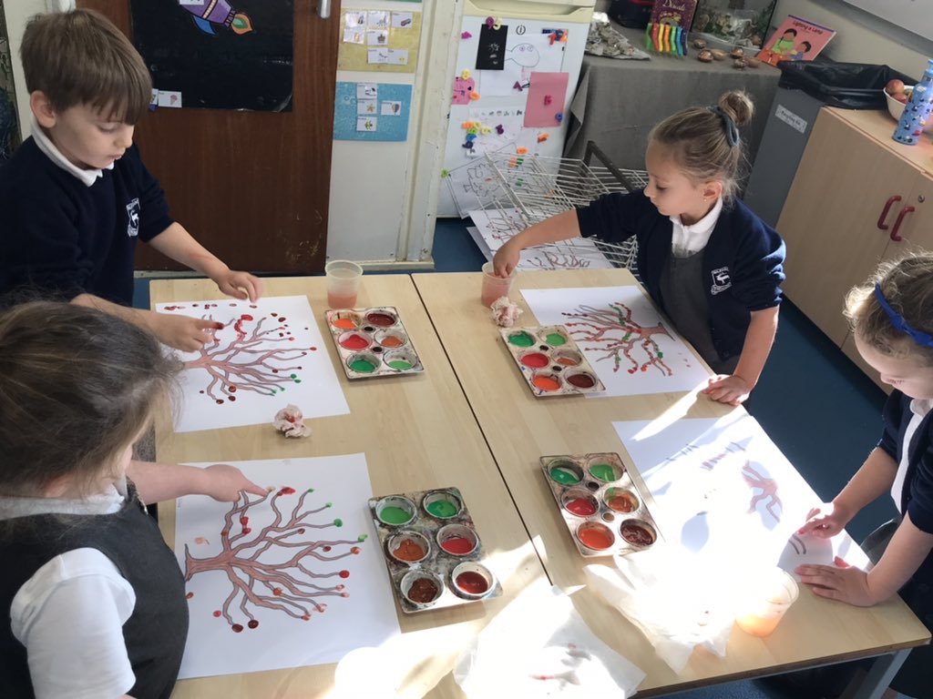 WarnhamCEP's tweet photo. Our autumn adventures continued in Hedgehog class this afternoon!🍁🍂🦔 Using tweezers to collect the autumn treasures, building amazing pumpkin houses and creating stunning autumnal trees 🍁🍂🦔 #eyfs #autumnlearning #creativity https://t.co/NSHsSBbF39