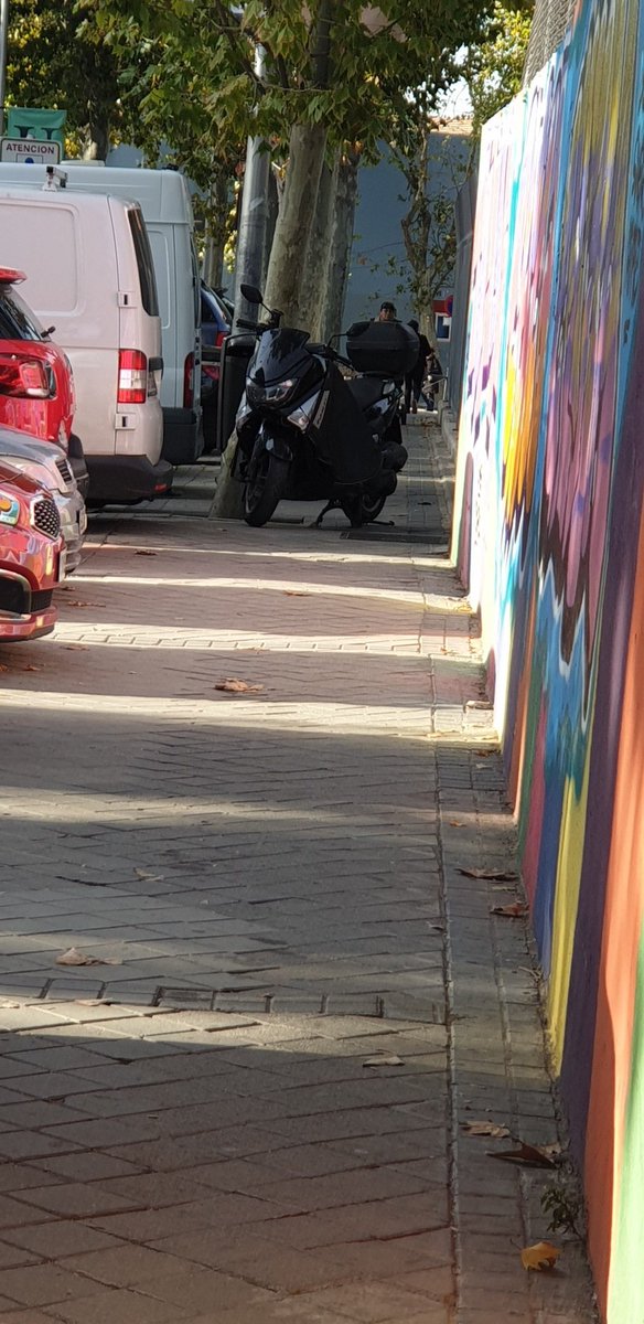 KEsrher's tweet photo. (La acera: lugar de paso andando para peatones)
No para estación
En la zona escolar de calle Mirasierra 29. (Escuela Infantil Pensamiento y CEIP Juan Sebastián Elcano). Favor colaboración al dueño de esta moto. Que estacione como debe.
#PoliciaMunicipalMadrid 
#DenunciaCiudadana https://t.co/2W6IQnoaKD