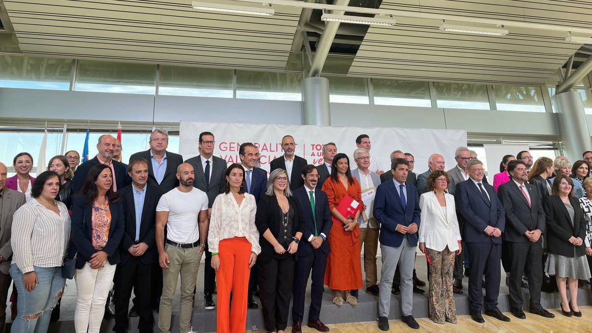 CsCValenciana's tweet photo. 🍊👉 Representantes de @CiudadanosCs hemos dado nuestro apoyo para que Alicante sea la sede de la Agencia Española de Supervisión de la Inteligencia Artificial (#IA).

Un lugar idóneo para seguir fomentando la #innovación y el desarrollo tecnológico. https://t.co/c2rILJ5IP0