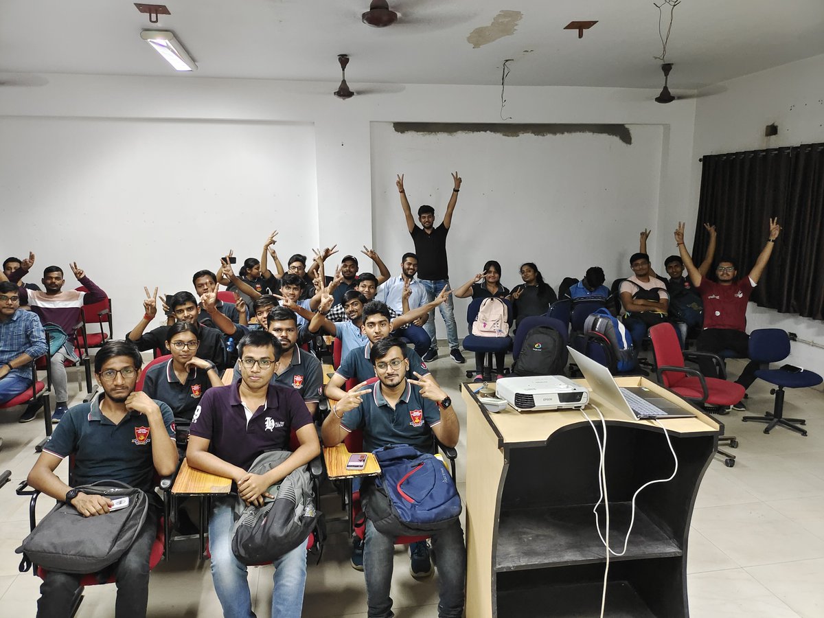 gdsc_tint's tweet photo. Today (4.11.22) we had the first opportunity to host the first Introduction Day in Google CCP Campaign.
Some pictures of the amazing event that helped the interested SDE aspirants with the basics! https://t.co/WRauIDBd5K