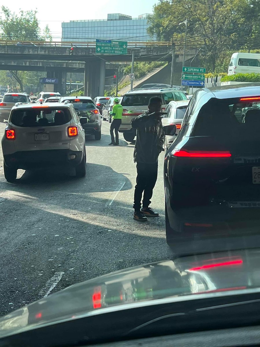 Letorja's tweet photo. Hoy en los túneles de bosques hacia Santa Fe. Había policías y los quitaron. No podemos vivir así!!! @AdrianRubalcava @AlcCuajimalpa https://t.co/VqMfqiEkTF
