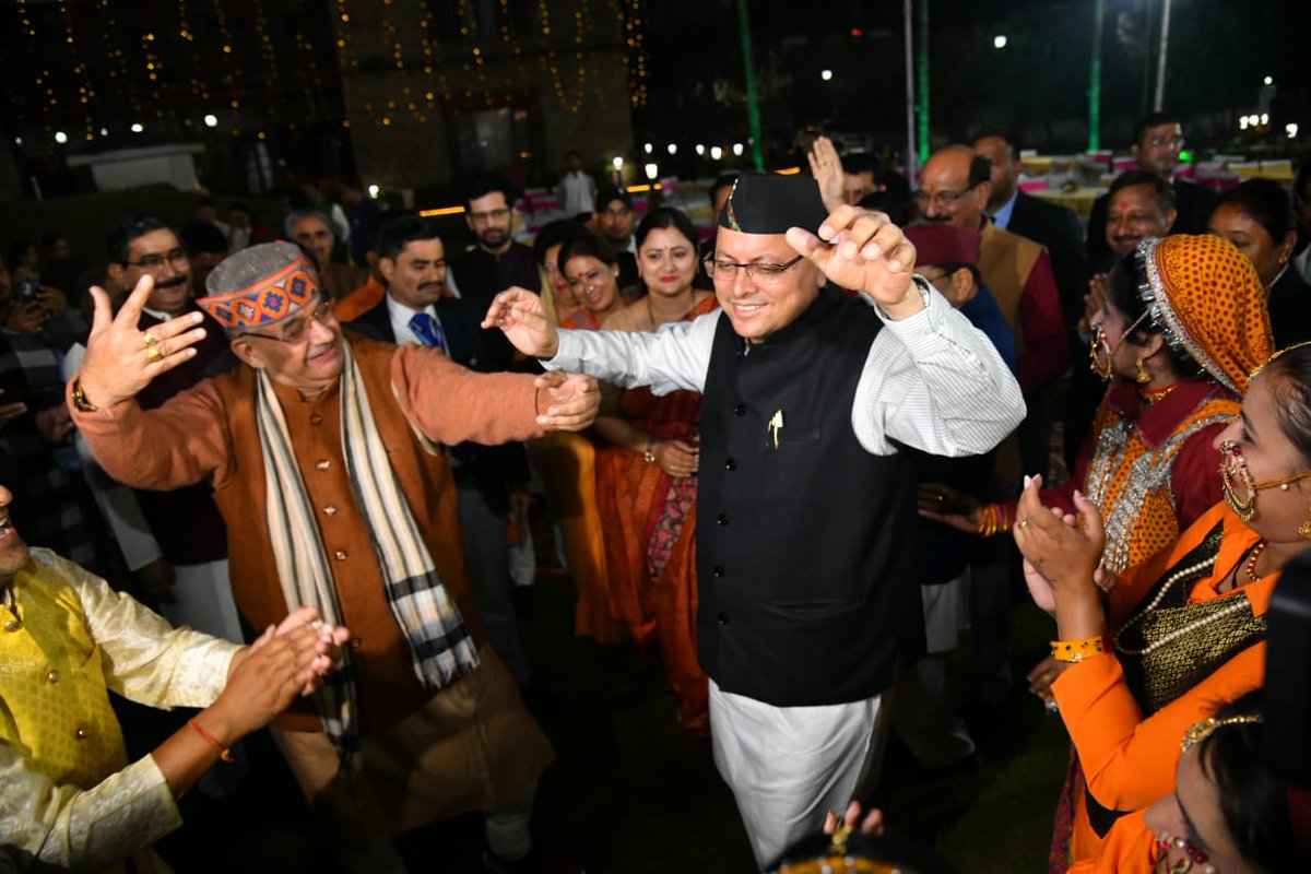 pushkardhami's tweet photo. भैला ओ भैला,
चल खेली औला...
आज मुख्यमंत्री आवास मा उत्तराखंड कु लोकपर्व "इगास" बग्वाल अपणा पारम्परिक नृत्य और भैलो गा साथ बड़ा ही उत्साह से मनाई।
आवा! हम सब्बि आज ये संकल्प कला कि अपणा पर्व, धूम-धाम का साथ मनेके इनु तें हमेशा जीवंत रखला।
#इगास #SelfieWithFamily https://t.co/VkQa1EpSk2