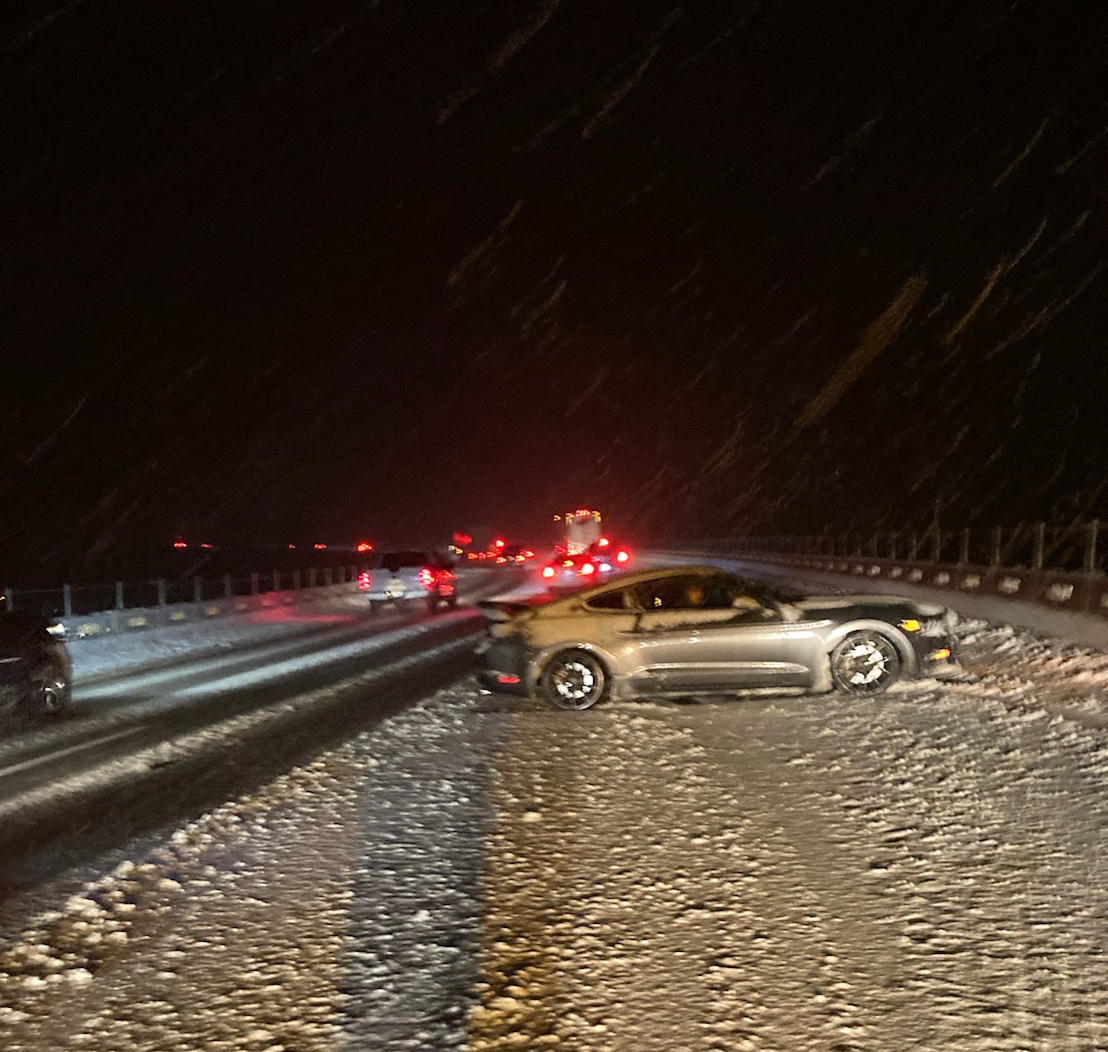 SnoqualmiePass's tweet photo. We saw a lot of unprepared drivers traveling over the pass last night, which resulted in dozens of blocking collisions and closed the pass for hours. We received over a foot of snow and more is on the way. PLEASE follow the traction requirements and slow down! https://t.co/soXCVkXxCD