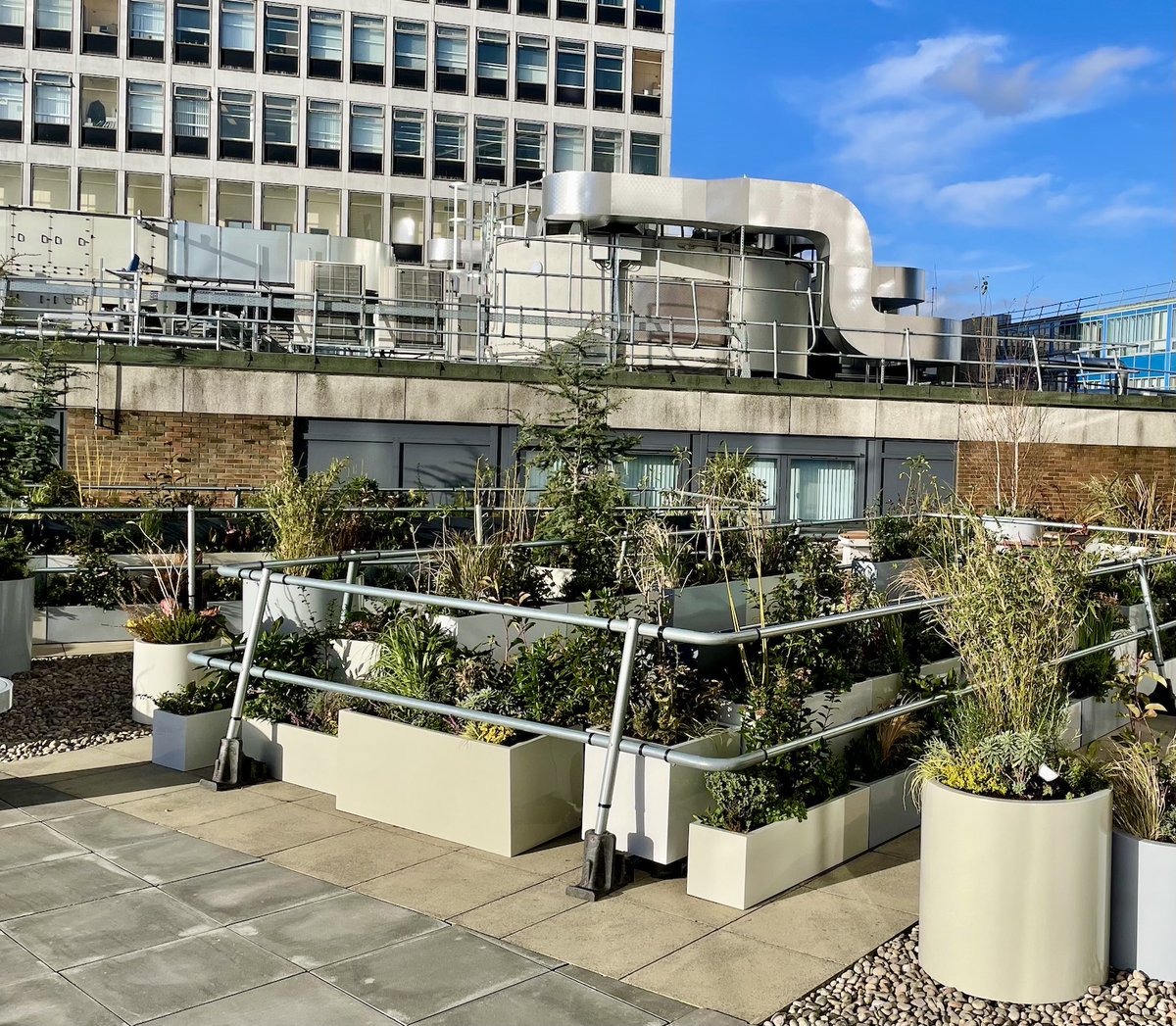 A #rooftopgarden supported by #FifeHealthCharity has been officially opened at Victoria Hospital, Kirkcaldy. The Critical Care Recovery Garden transformed a vacant roof space to create a relaxing, all-season outdoor space for ICU patients, their loved ones and ICU staff. #NHSFife