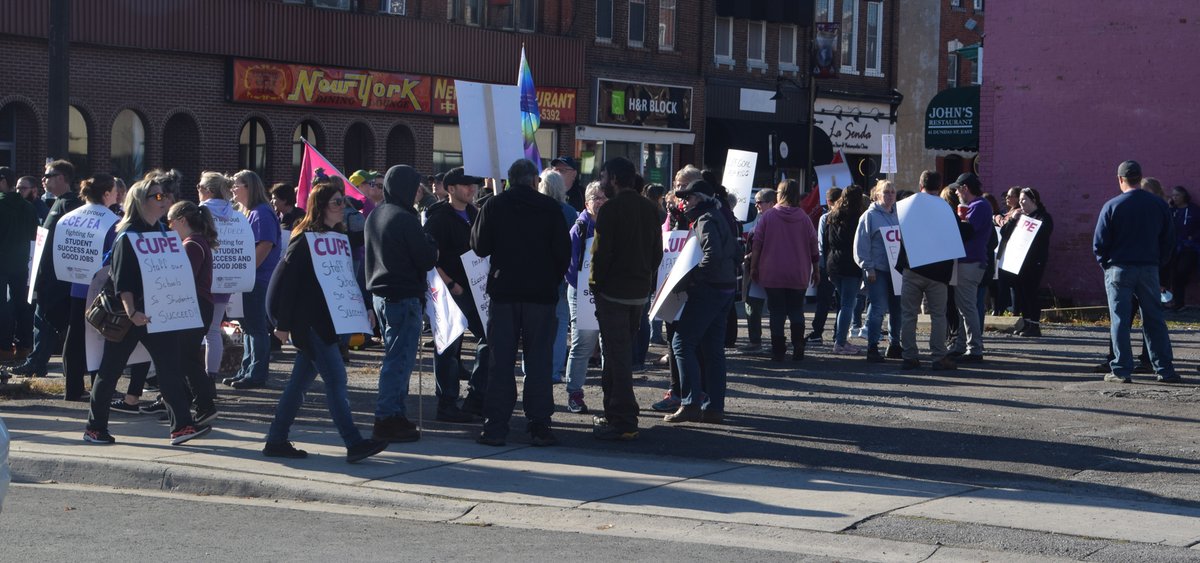 NapaneeBeaver's tweet photo. CUPE demonstrators take the streets of Downtown Napanee - https://t.co/IRKwJjKkYi https://t.co/brnOLspZmd