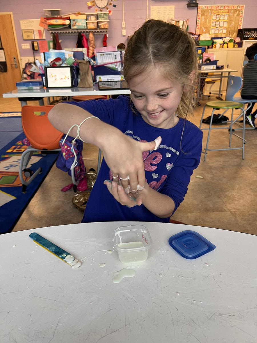 misscastello1's tweet photo. Feeling good this Friday while making Oobleck and learning about the 3 states of matter! #MineolaProud @MeadowDriveElem @MissBauer9 https://t.co/lIb4uMoldT