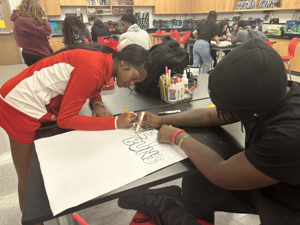 BellaireHigh's tweet photo. So much happening in Aquatic Science! Check out the crabs they caught in Galveston and the mollusk! And now they are on to Algae and organisms. #BHSLearn https://t.co/OR9aNjM0ks