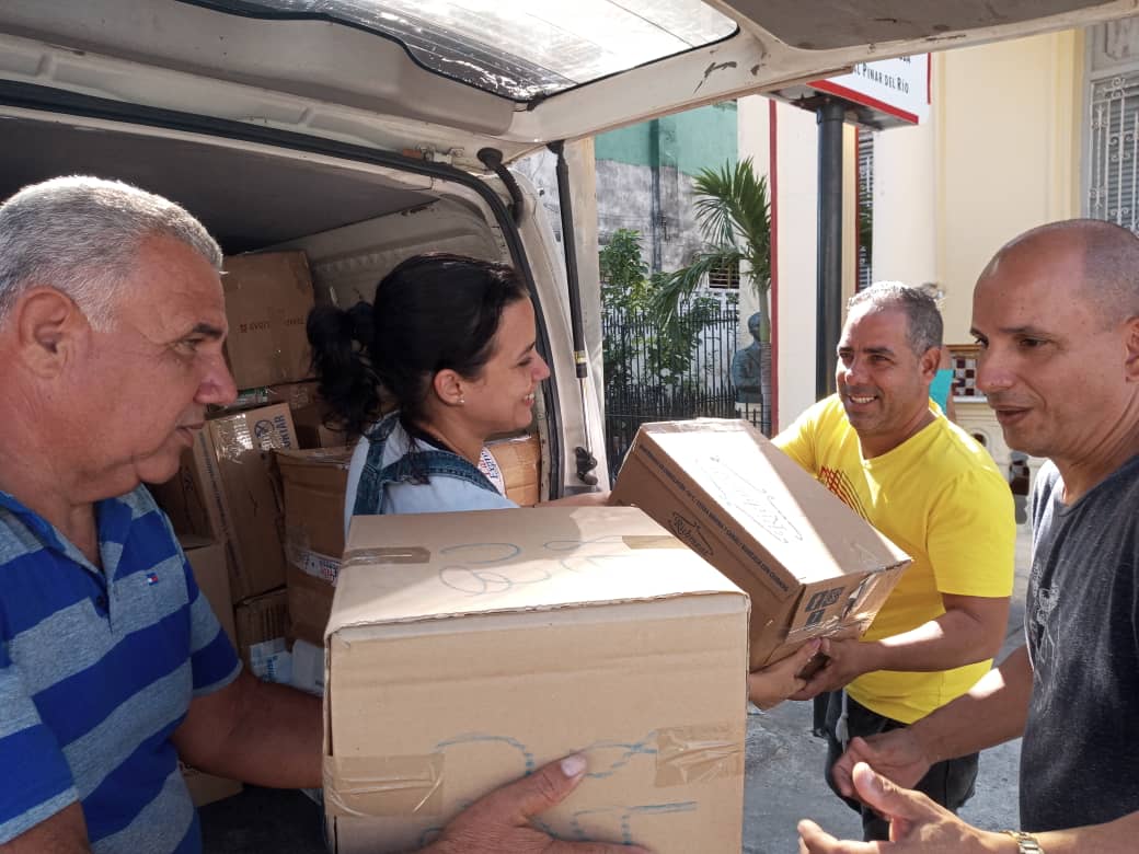 UNEAC_online's tweet photo. La UNEAC continúa su misión solidaria con los damnificados de Ian. Hoy una nueva entrega de donativos ha llegado a Pinar del Río con el concurso de los trabajadores de la sede nacional, artistas y nuestros vecinos del Vedado. 
#CubaSolidaria #FuerzaPinar https://t.co/gH284rVgDS