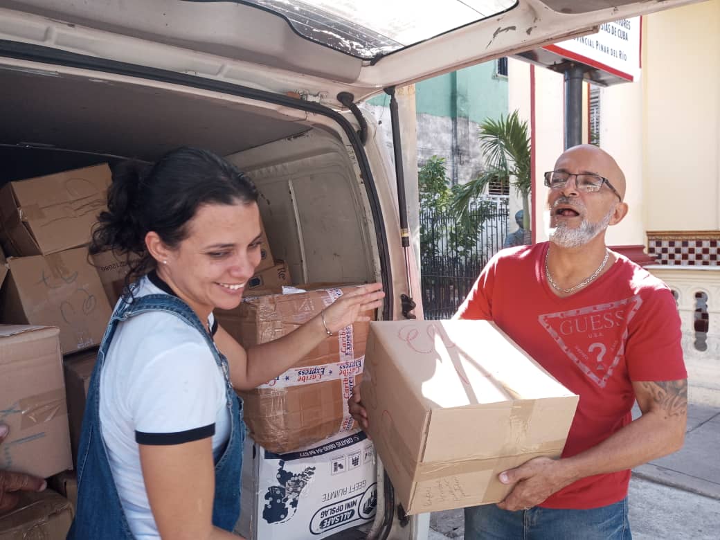 UNEAC_online's tweet photo. La UNEAC continúa su misión solidaria con los damnificados de Ian. Hoy una nueva entrega de donativos ha llegado a Pinar del Río con el concurso de los trabajadores de la sede nacional, artistas y nuestros vecinos del Vedado. 
#CubaSolidaria #FuerzaPinar https://t.co/gH284rVgDS