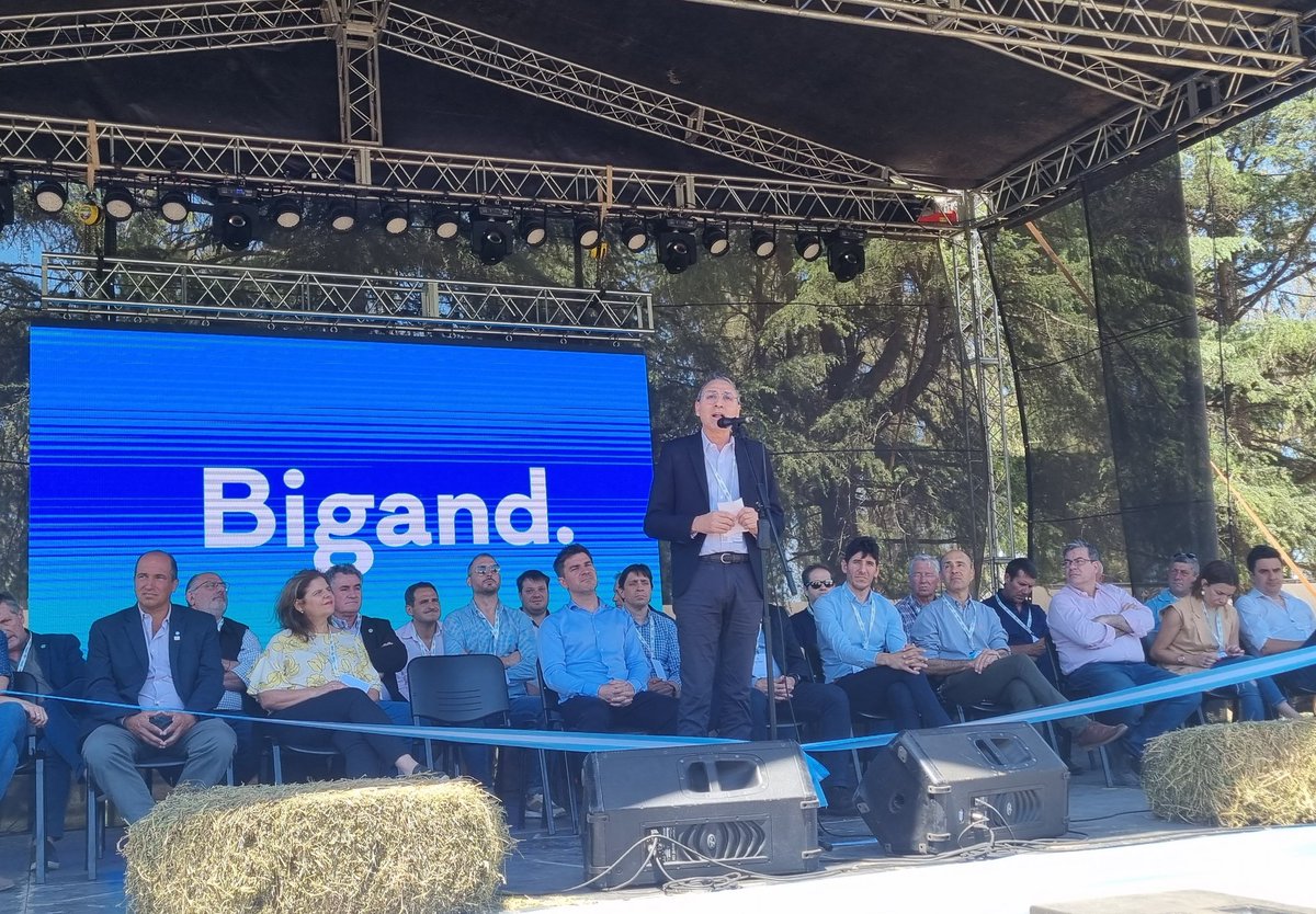 BolsaRosario's tweet photo. Miguel Simioni, presidente de la BCR, participó del acto inaugural de #TecnoAgroBigand

@ComunadeBigand https://t.co/ZqtqIEvH85