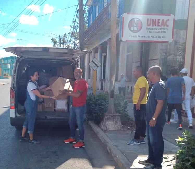 UNEAC_online's tweet photo. La UNEAC continúa su misión solidaria con los damnificados de Ian. Hoy una nueva entrega de donativos ha llegado a Pinar del Río con el concurso de los trabajadores de la sede nacional, artistas y nuestros vecinos del Vedado. 
#CubaSolidaria #FuerzaPinar https://t.co/gH284rVgDS