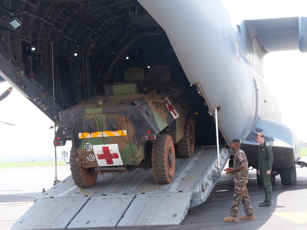 Ce jour à #Bangui 🇨🇫 rapatriement des derniers #VAB de la <a href="/MISLOG_BANGUI/">MISSION LOGISTIQUE DE BANGUI</a> 🇫🇷 
➡️Une manœuvre nominalement exécutée avec des moyens conséquents de l'<a href="/Armee_de_lair/">Armée de l'Air et de l'Espace</a> 🇫🇷 en liaison constante avec les autorités centrafricaines 🇨🇫 
<a href="/EtatMajorFR/">Armée française - Opérations militaires</a> <a href="/FranceBangui/">La France à Bangui</a>