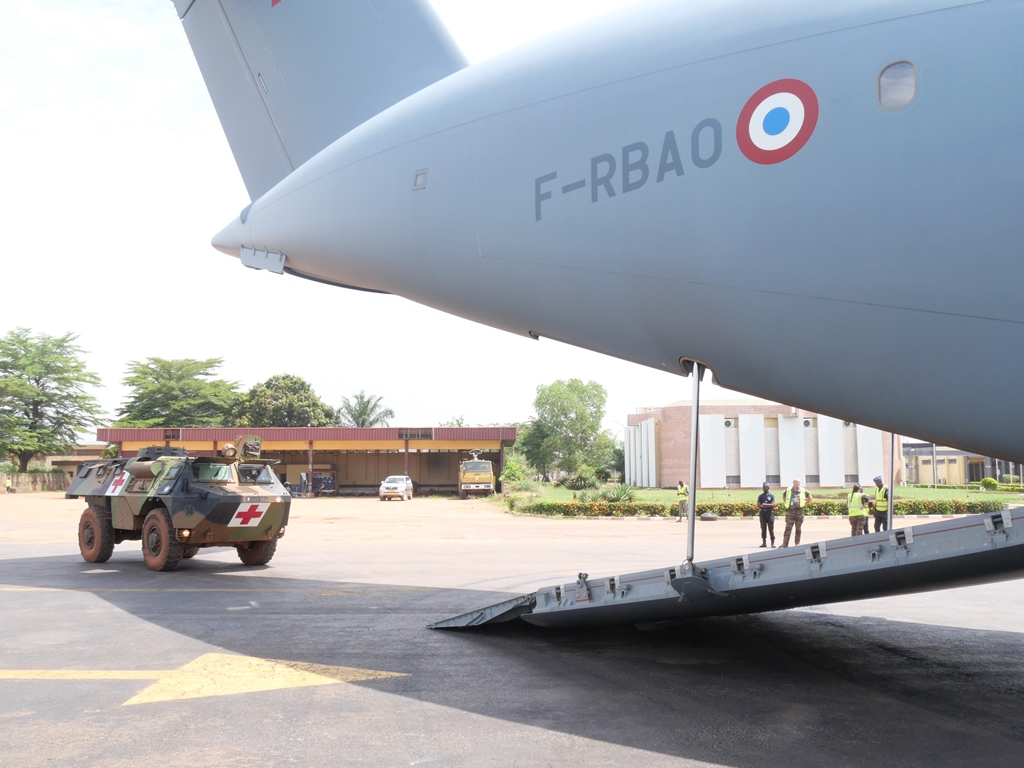 MISLOG_BANGUI's tweet photo. Ce jour à #Bangui 🇨🇫 rapatriement des derniers #VAB de la @MISLOG_BANGUI 🇫🇷 
➡️Une manœuvre nominalement exécutée avec des moyens conséquents de l'@Armee_de_lair 🇫🇷 en liaison constante avec les autorités centrafricaines 🇨🇫 
@EtatMajorFR @FranceBangui https://t.co/IbgQiQgUFD