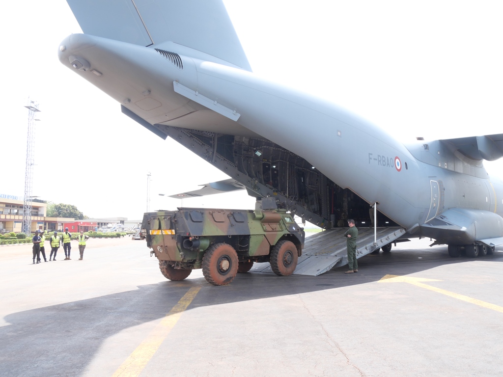 MISLOG_BANGUI's tweet photo. Ce jour à #Bangui 🇨🇫 rapatriement des derniers #VAB de la @MISLOG_BANGUI 🇫🇷 
➡️Une manœuvre nominalement exécutée avec des moyens conséquents de l'@Armee_de_lair 🇫🇷 en liaison constante avec les autorités centrafricaines 🇨🇫 
@EtatMajorFR @FranceBangui https://t.co/IbgQiQgUFD