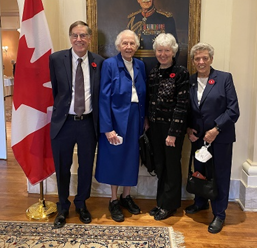 LArcheCanada's tweet photo. 🏅 Sue Mosteller receives the Order of Canada! 🏅 
🏅  Sue Mosteller reçoit l'Ordre du Canada!  🏅 

You can see the whole ceremony here: https://t.co/9yyVE7F3m4  (skip to minute 43 to see Sue receive her award)

#LArcheCanada #OrderofCanada #SueMosteller https://t.co/bUWCfZfhvx