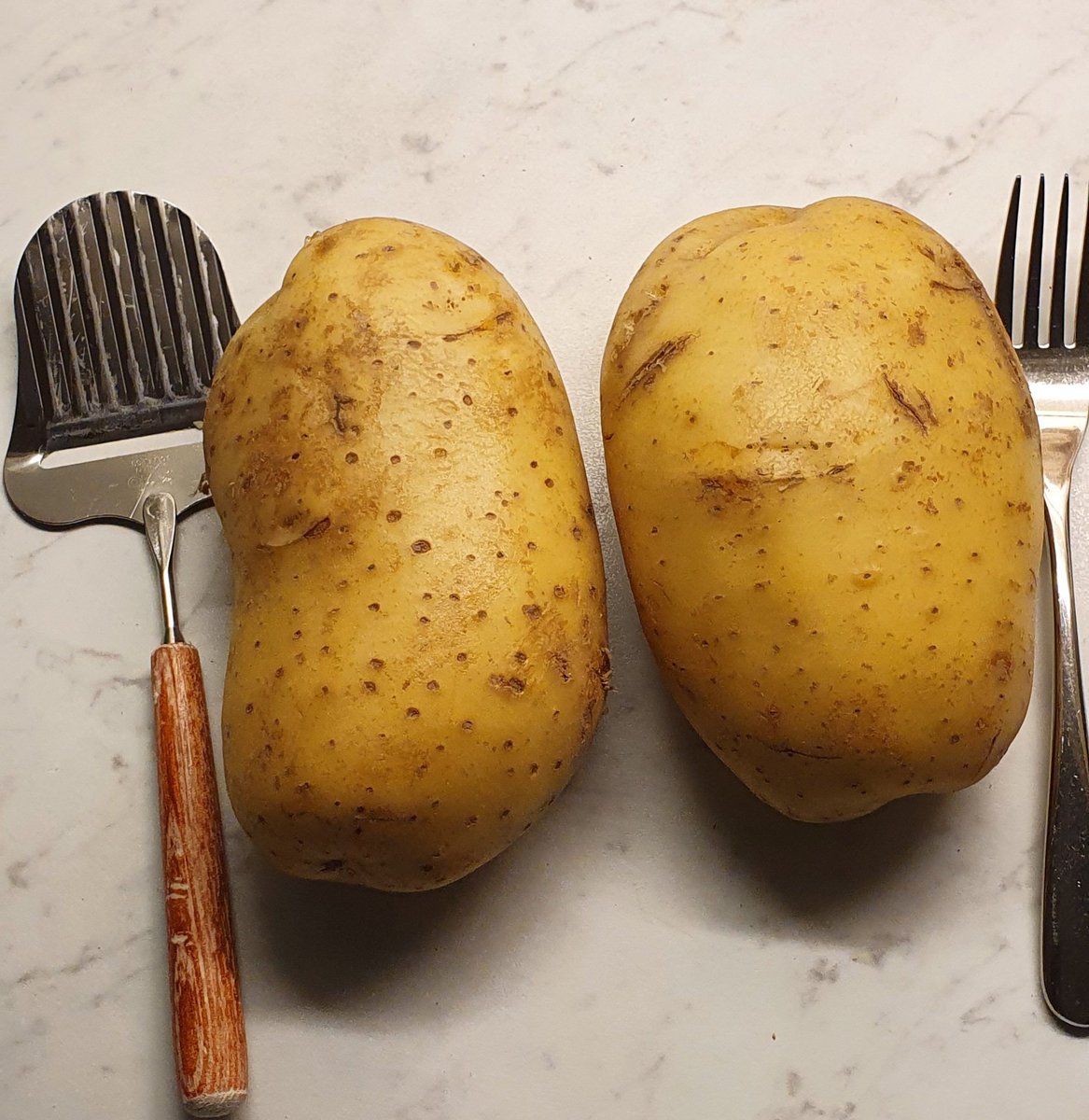 storahagen's tweet image. Nu ska det bli bakad potatis 😄 rejäla bumlingar 😋 #mat #potatis