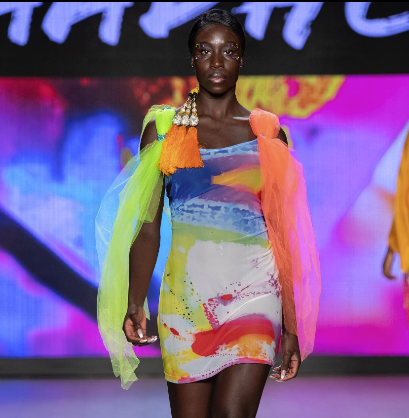 voyageons_ca's tweet photo. Joignez-vous à nous pour le plus grand événement de Toronto! La semaine de la mode multi-arts de Toronto #FashionArtToronto présente 4 jours de défilés de 30 créateurs. Avec le streetwear à tout ce qui se trouve entre les deux, ce n’est pas un événement à manquer! https://t.co/YecXI1CWFp
