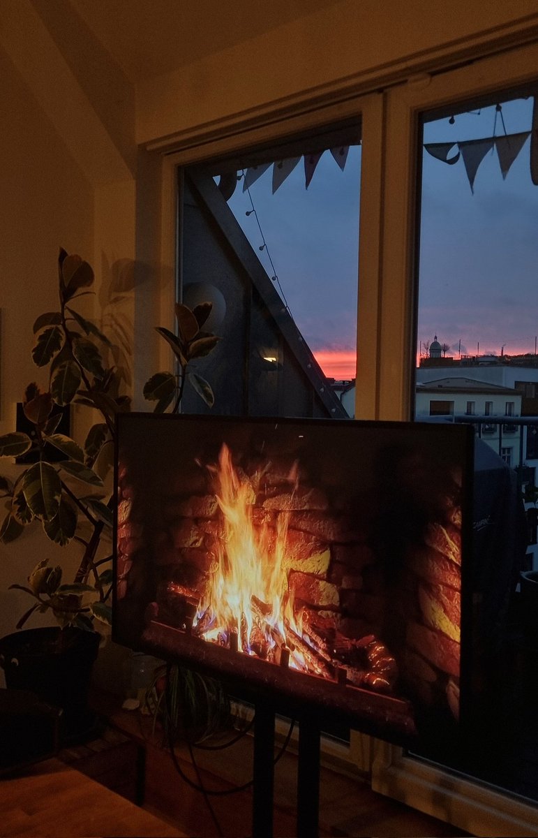 Wie wir uns aktuell im Büro aufwärmen. 🔥
#youtube #kamin