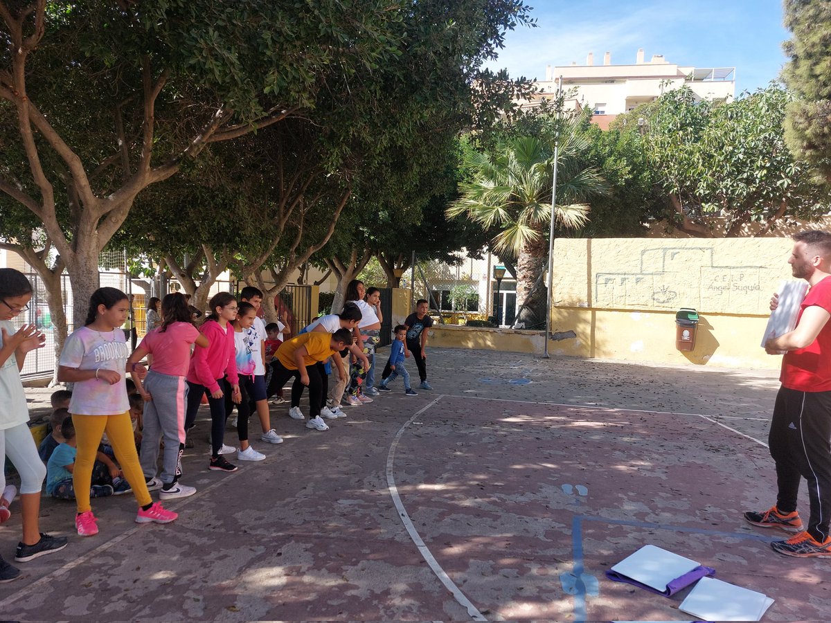 AFIM21_alm's tweet photo. Fantástica mañana de actividades en la última sesión del #ProgramaPROA+Transformate @educaciongob @EducaAnd en el @CEIPAngelSuquia juegos gigantes en patio donde el alumnado de primaria ha tutorizado al de infantil, preciosa experiencia. ¡Os echaremos de menos! #conectarjugando https://t.co/v0KgmJNYKG