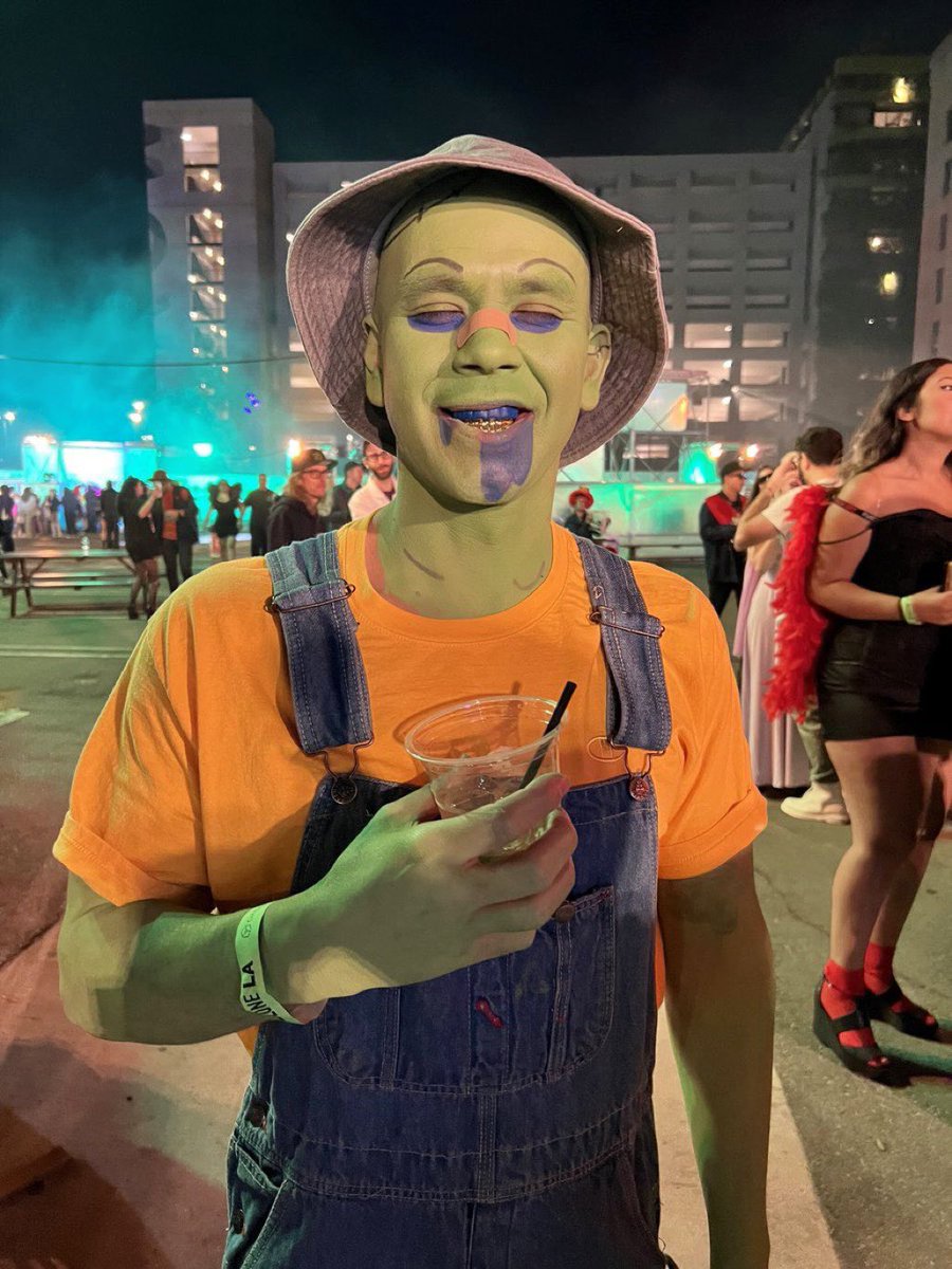 Cristo17s's tweet photo. Amazing time at the @Deadfellaz Halloween event.Shout out to the whole team and major shout out to our Horde Mother @betty_nft for being the queen that she is and all the hard work🙏🏼Met so many horde members and had a blast partying with each and every one of you!
#DeadzoneLA 🧟‍♂️ https://t.co/slwRUlUPCi