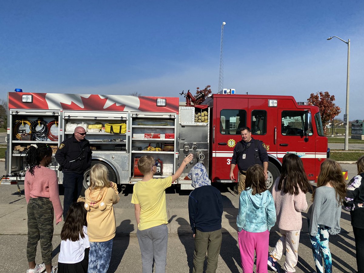 mlle_fsl's tweet photo. Notre classe (for those that are here today) a vu un camion de pompier aujourd’hui. 👀🚒 Merci @BrantCommunity #firedepartment https://t.co/gZx6XvNeDI