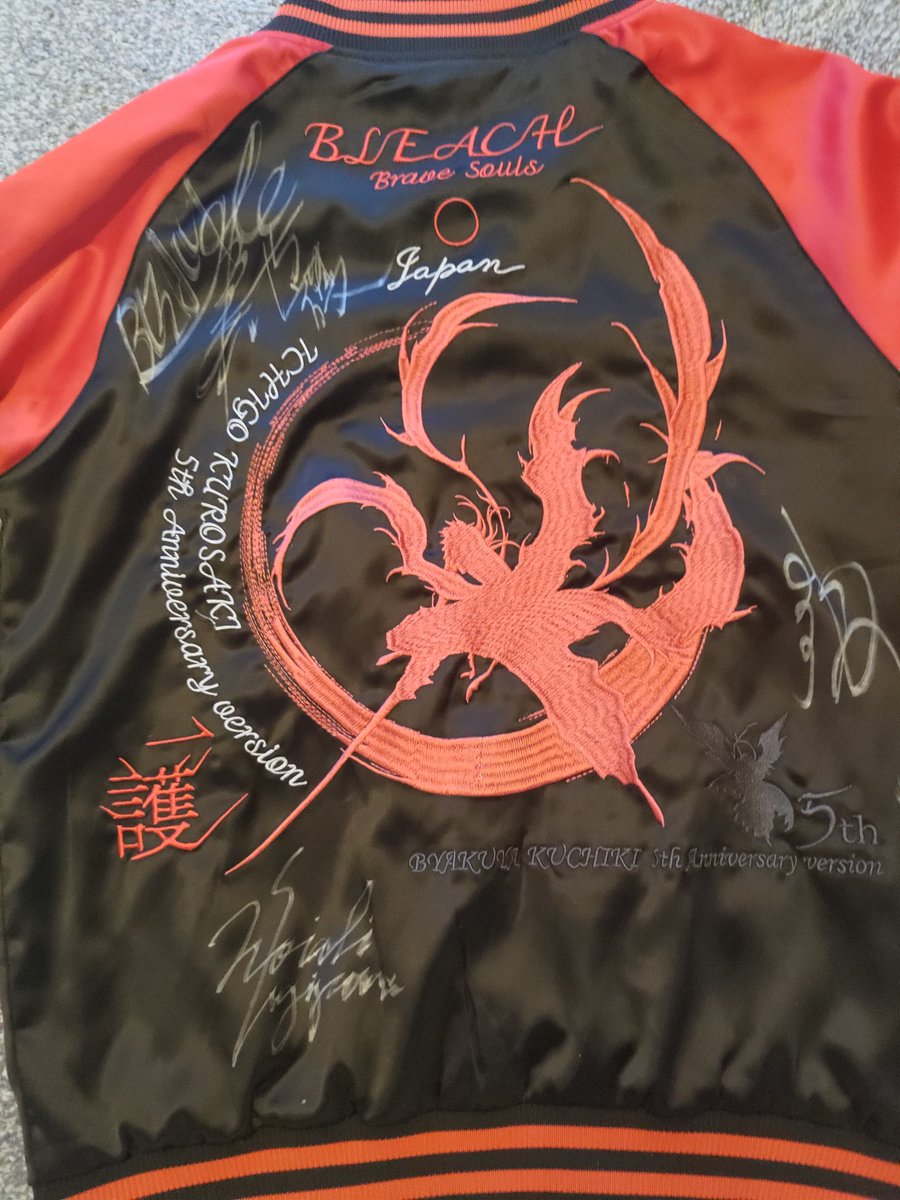 BBSWorldChamp's tweet image. I am now officially the owner of one of the rarest Bleach Brave Souls memorabilia.
A special 5th Anniversary Ichigo jacket signed by Masakazu Morita, Ryotaro Okiayu, and Noriaki Sugiyama!