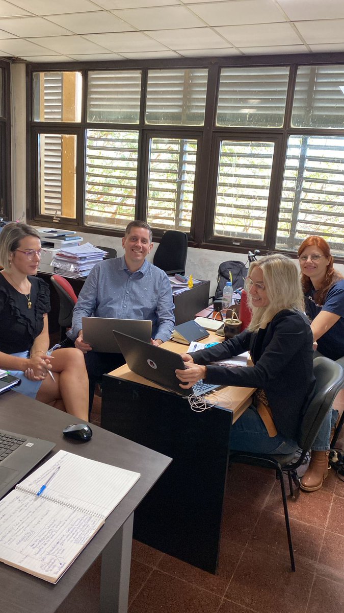 ArtuiLucila's tweet photo. Con un equipo excelente,que lindo coincidir y lograr esas redes entre distintos espacios pero con el mismo objetivo. #capacitacionambiental  @LeandroAxelHR @GloriaBassoOk @gustavolinares @PlatGuacurari @fabianchilipank @BarbaroLorena @Superclau6 https://t.co/xCf8FmdiU2