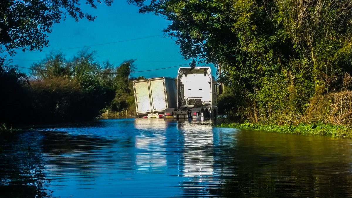 Jason__Reeve's tweet photo. PHOTOS: FLOODING AT BARCOMBE MILLS THIS AFTERNOON - #Sussex #SussexNews #Lewes #Flooding #UKNews #Barcombe #Ringmer #FloodWarning https://t.co/Ib6IT8oI12