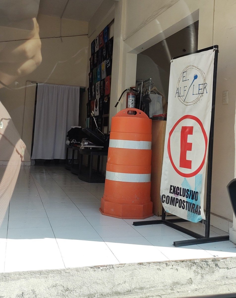 JohnatanYanez's tweet photo. Empleada del organismo operador de limpia del municipio de Puebla aparta lugares sobre la 2 sur esquina con alicante @PueblaAyto @eduardorivera01 
Solicito apoyo de tránsito municipal @ssptm @carlosmartinh @JCarlos_Valerio @alvarez_armando https://t.co/hTCHA9AMjD