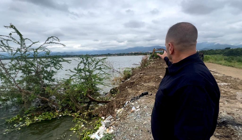 MijpVzla's tweet image. #AHORA || Desde el Lago Tacarigua, en el estado Aragua, el vicepdte. Sectorial A/J @CeballosIchaso1 en compañía de la gobernadora, @SoyKarinaCarpio inspeccionan los niveles de crecidas registrada por las fuertes lluvias en la entidad.

#AlcaAlCarajo 
#4Nov