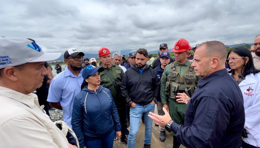 MijpVzla's tweet image. #AHORA || Desde el Lago Tacarigua, en el estado Aragua, el vicepdte. Sectorial A/J @CeballosIchaso1 en compañía de la gobernadora, @SoyKarinaCarpio inspeccionan los niveles de crecidas registrada por las fuertes lluvias en la entidad.

#AlcaAlCarajo 
#4Nov