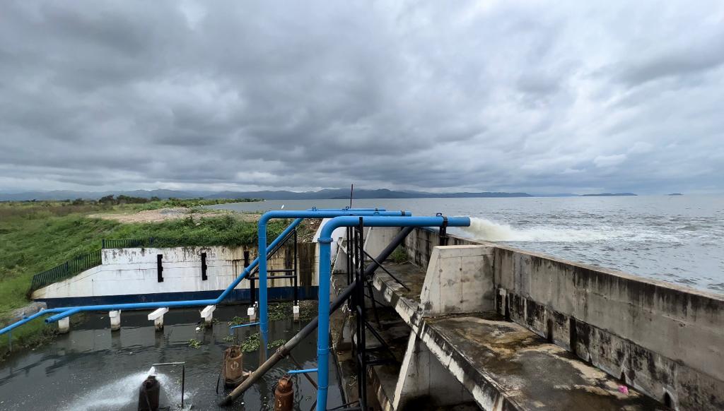 MijpVzla's tweet image. #AHORA || Desde el Lago Tacarigua, en el estado Aragua, el vicepdte. Sectorial A/J @CeballosIchaso1 en compañía de la gobernadora, @SoyKarinaCarpio inspeccionan los niveles de crecidas registrada por las fuertes lluvias en la entidad.

#AlcaAlCarajo 
#4Nov