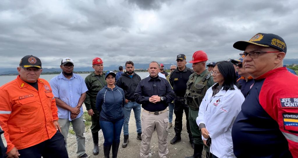 MijpVzla's tweet image. #AHORA || Desde el Lago Tacarigua, en el estado Aragua, el vicepdte. Sectorial A/J @CeballosIchaso1 en compañía de la gobernadora, @SoyKarinaCarpio inspeccionan los niveles de crecidas registrada por las fuertes lluvias en la entidad.

#AlcaAlCarajo 
#4Nov